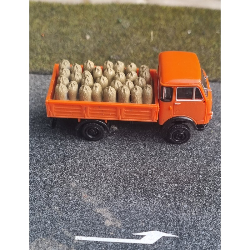 LOADING OF GRAIN BAGS FOR BREKINA LUPETTO SCALE 1/87 H0 ART. 87730
